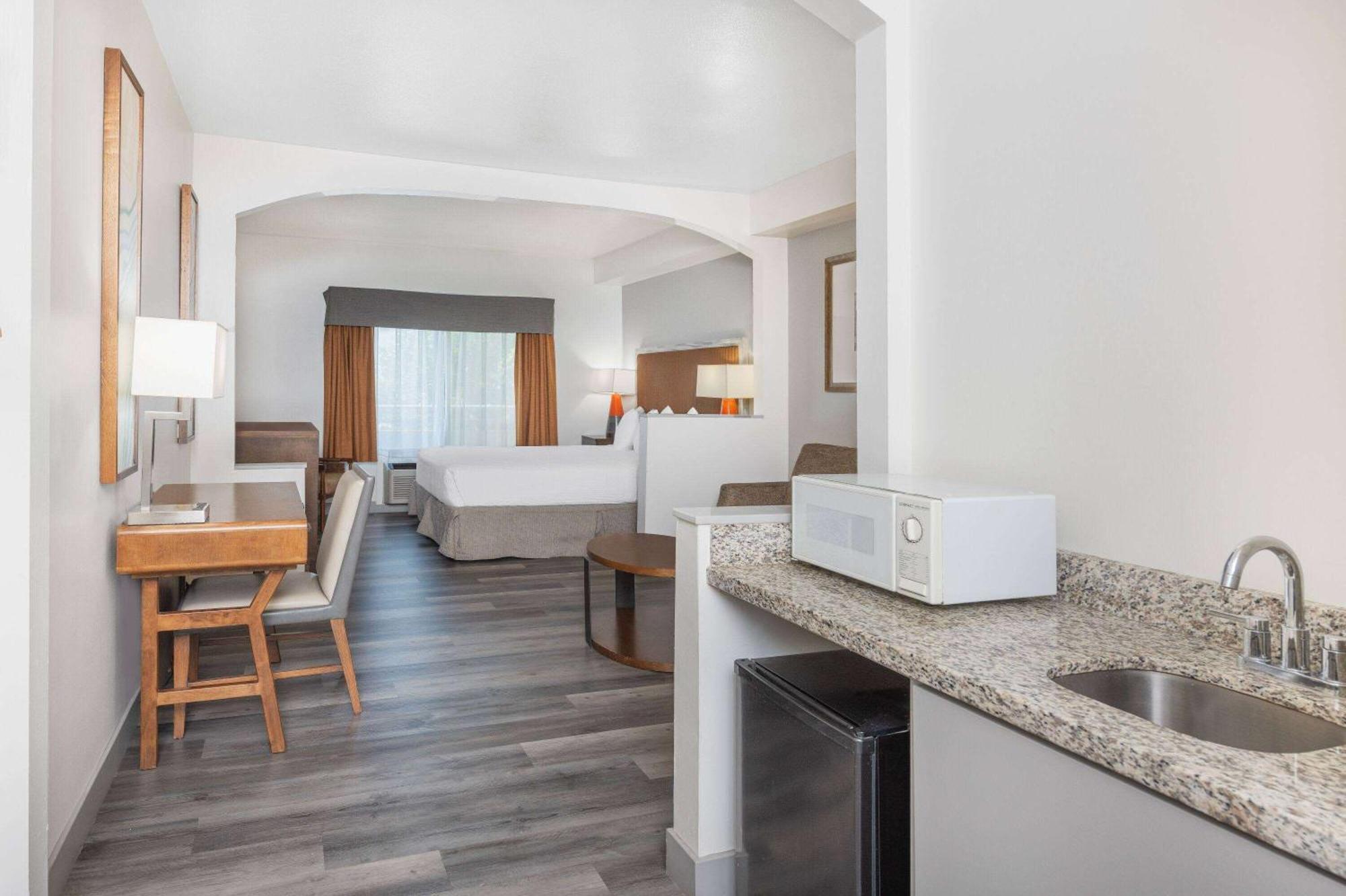 Ramada By Wyndham Bakersfield Hotell Eksteriør bilde