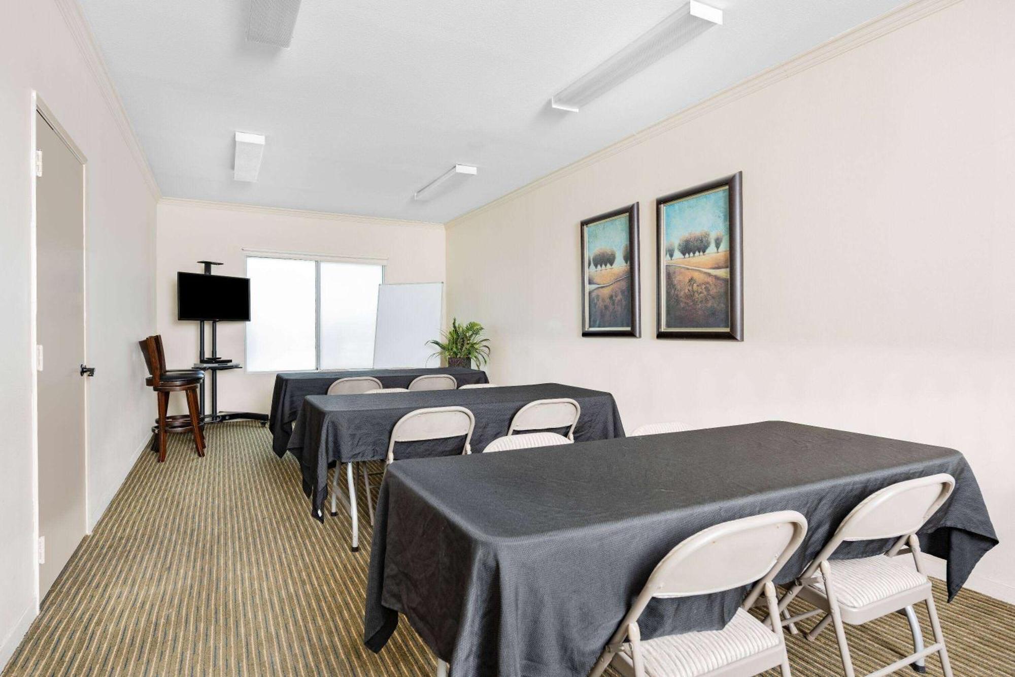 Ramada By Wyndham Bakersfield Hotell Eksteriør bilde