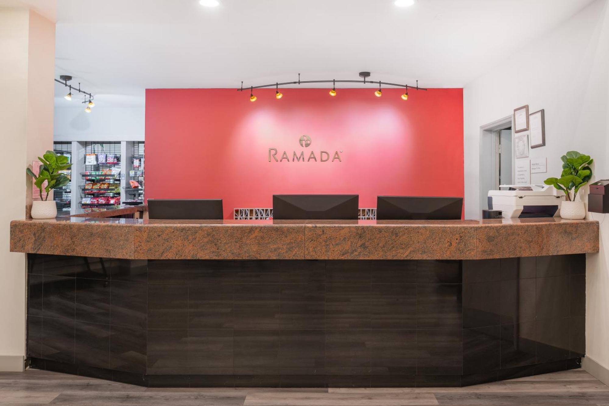 Ramada By Wyndham Bakersfield Hotell Eksteriør bilde