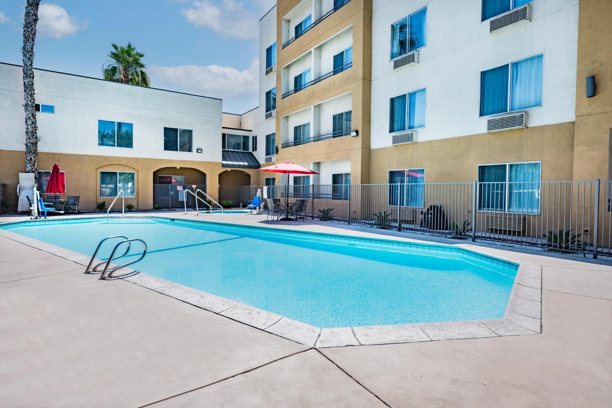 Ramada By Wyndham Bakersfield Hotell Eksteriør bilde