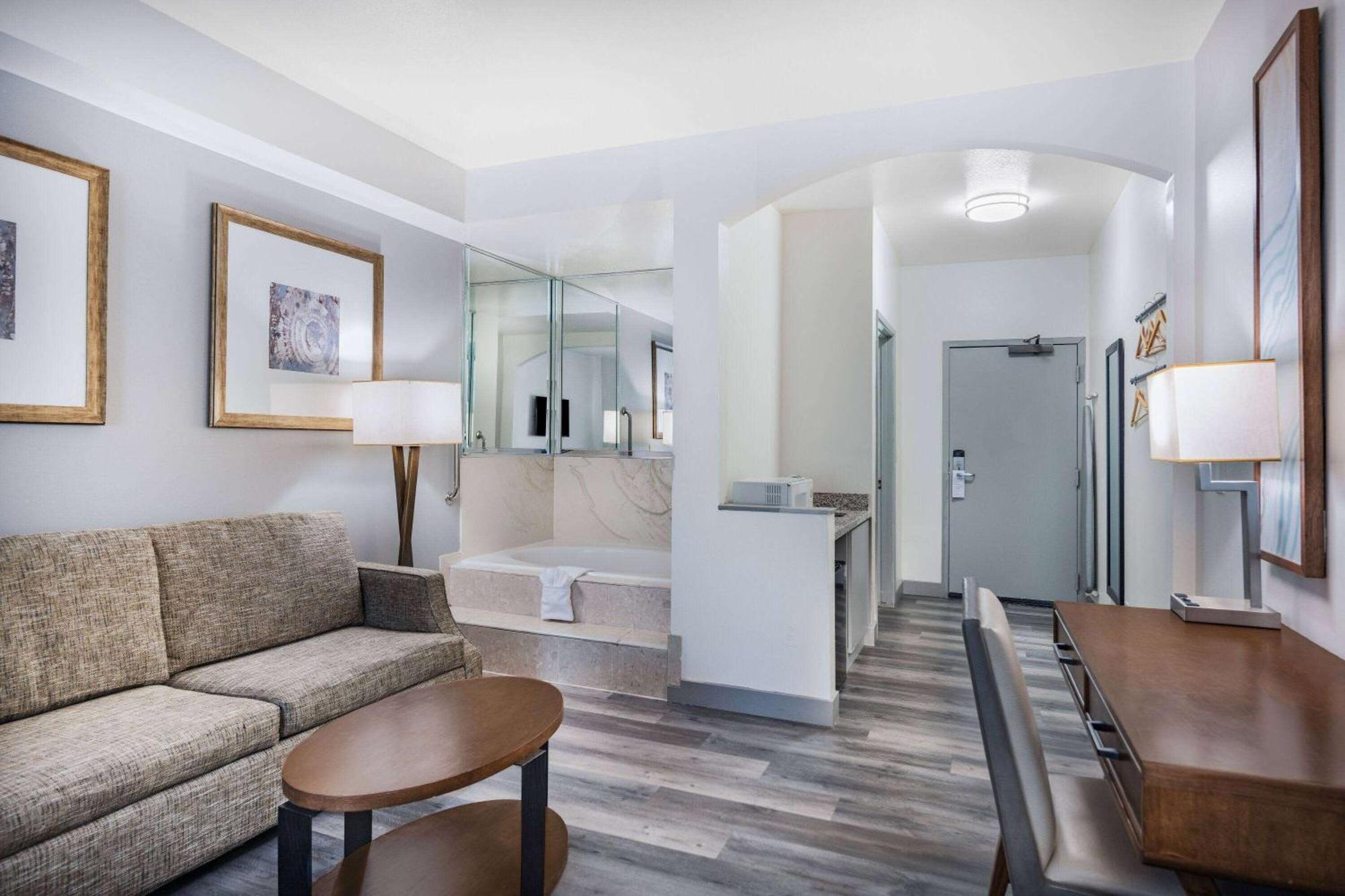 Ramada By Wyndham Bakersfield Hotell Eksteriør bilde